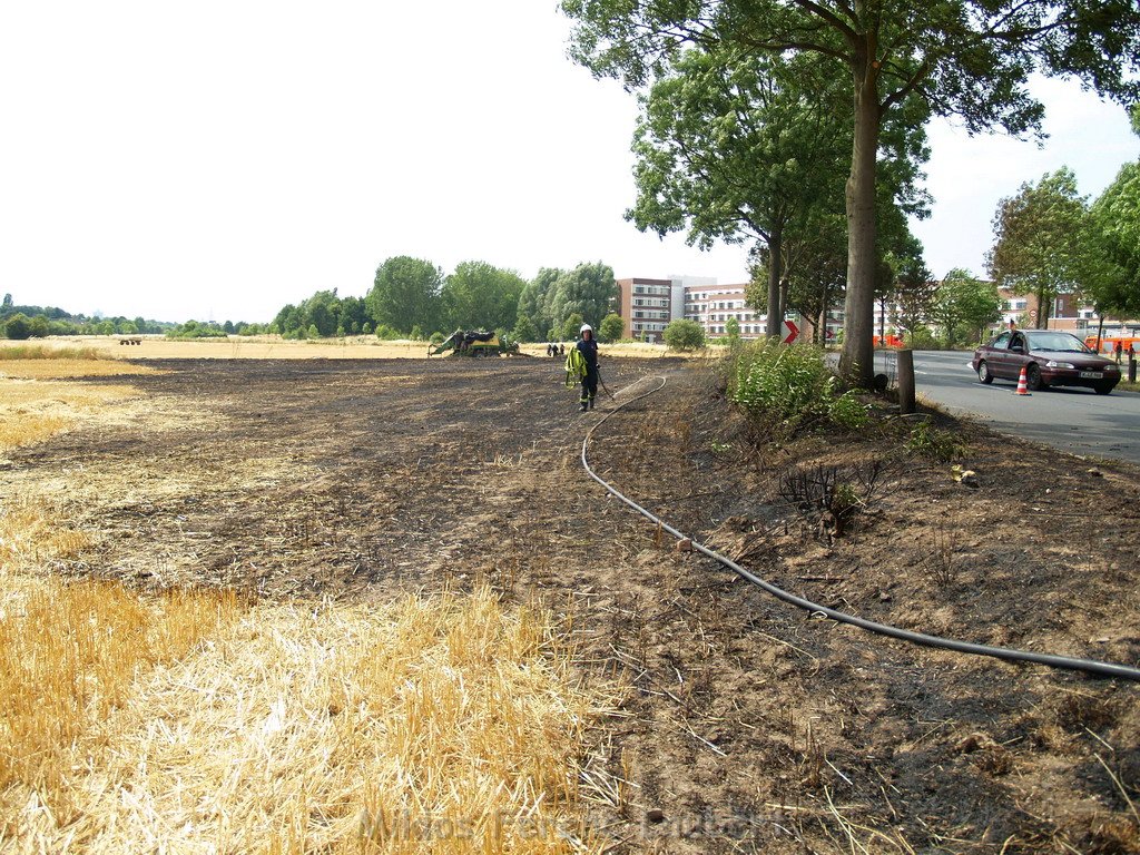 Bodenfeuer ausgeloest durch Strohballenpresse Koeln Holweide Colonia Allee P26.JPG